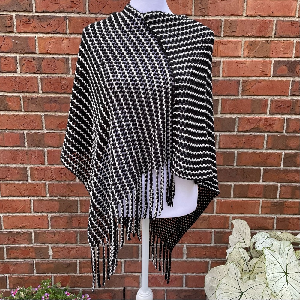 Black White Knitted Poncho Steve Madden OS Crochet Tassel Ends Acrylic Yarn